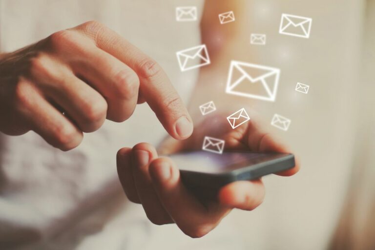 Managing the emails from the mobile phone